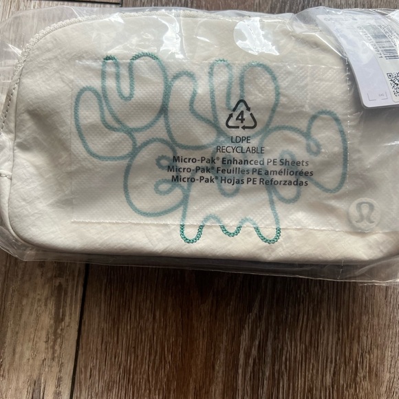 NEW LULULEMON BONE/CASCADIA GREEN EMBROIDERY BELT BAG - Picture 6 of 8